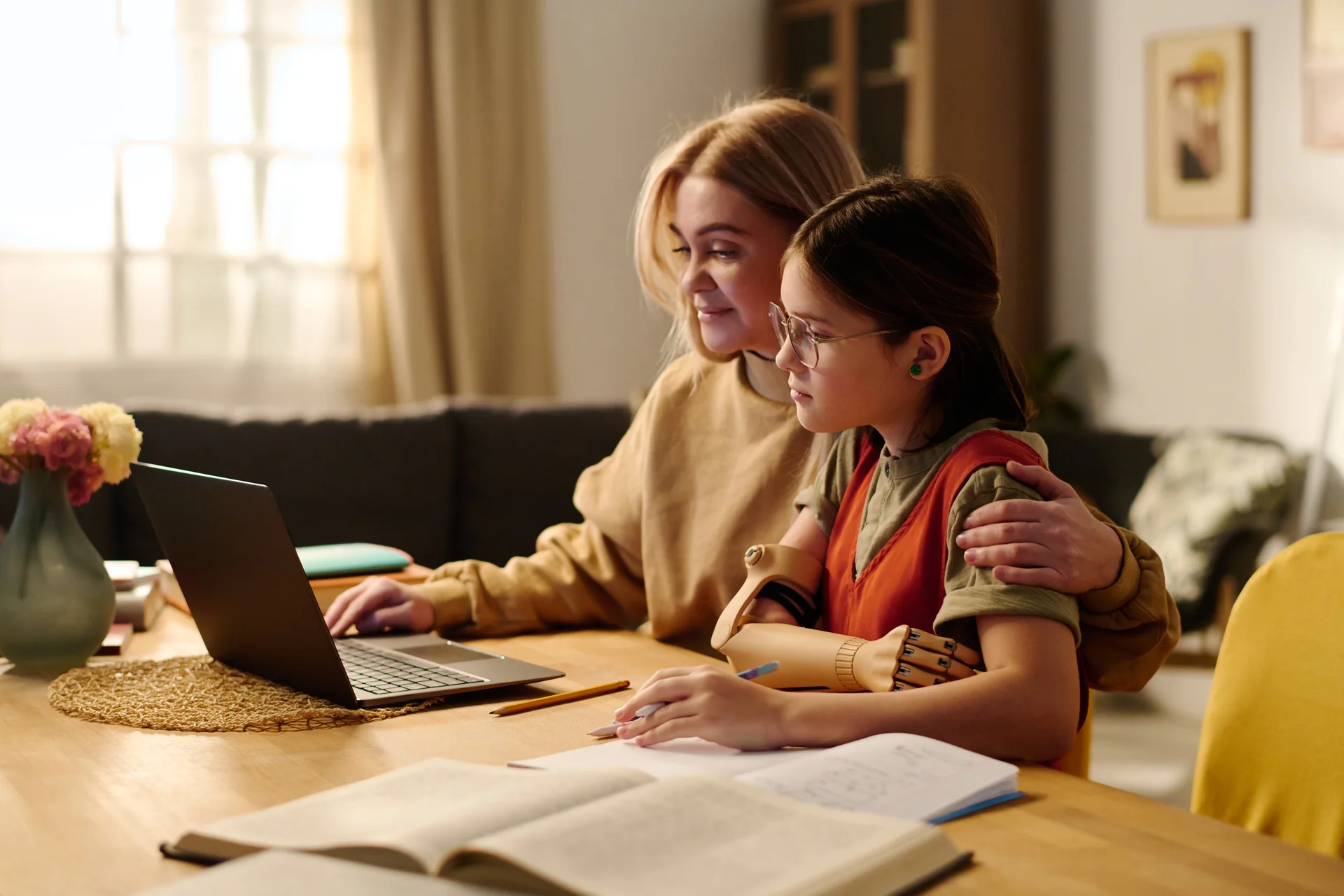 Une femme et une fille regardant des mangas sur MangaForFree