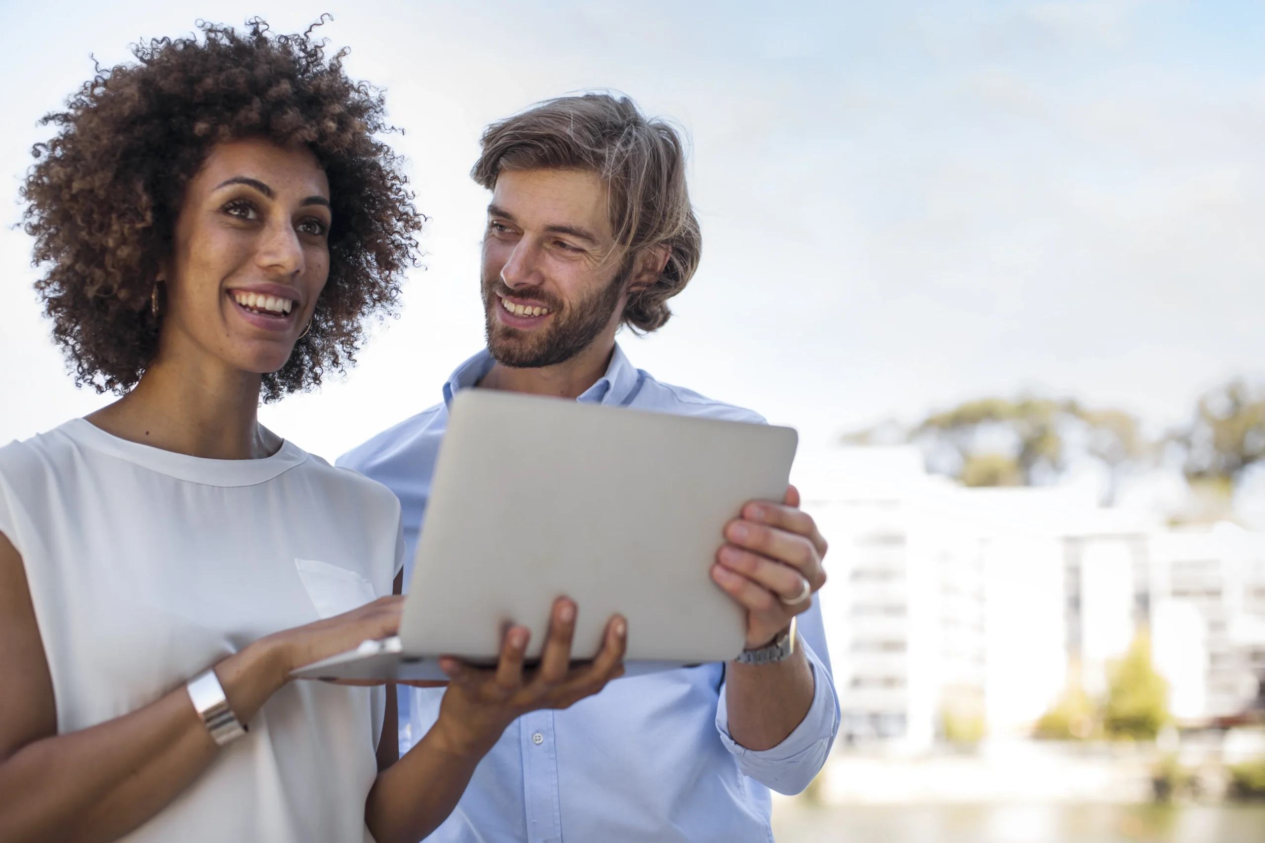 Une image est un homme devant Orchestrav2 sur un ordinateur, illustrant la puissance de ce logiciel de gestion immobilier